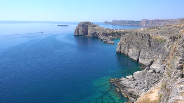 ターコイズブルーの澄んだ海とロッキー海岸 ギリシャ ロードス島 — ストック動画
