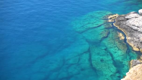 Costa Rocosa Con Mar Turquesa Claro — Vídeo de stock