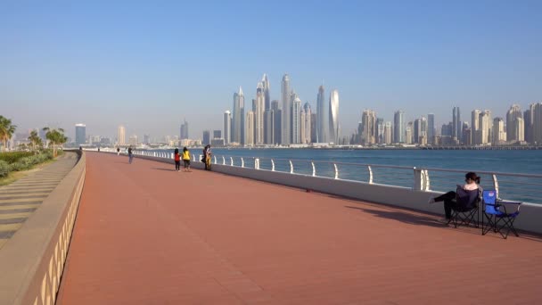 View Palm Jumeirah Skyscrapers Dubai Marina Persian Gulf People Walk — Stock Video