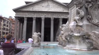 Roma, Pantheon, Piazza della Rotonda, Fontana del Pantheon. Roma, İtalya, Mayıs 2019. 