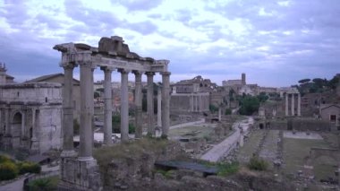 Roma, Roma forumu, Antik Roma 'nın kalıntıları, Capitol Hill' in manzarası, akşam. Roma, İtalya, Mayıs 2019. 