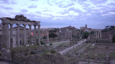 Roma, Roma forumu, Antik Roma 'nın kalıntıları, Capitol Hill' in manzarası, akşam. Roma, İtalya, Mayıs 2019. 