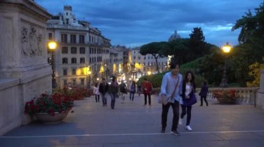 Roma, Michelangelo 'nun Capitoline Merdivenleri, Palazzo Senatorio' dan manzara, insanlar yürüyor, akşam. Roma, İtalya, Mayıs 2019. 