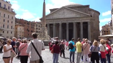 Roma, Pantheon, Piazza della Rotonda, Fontana del Pantheon. Roma, İtalya, Mayıs 2019. 