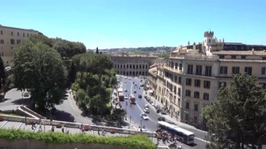 Roma, Roma 'daki tepeden manzara, Michelangelo' nun Capitoline Merdivenleri, arka planda Teatro Marcelloin. Roma, İtalya, Mayıs 2019. 