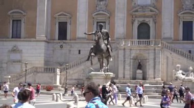 Roma, Piazza del Campidoglio, Statue equestre di Marco Aurelio, Palazzo dei Conservatori. Roma, İtalya, Mayıs 2019. 