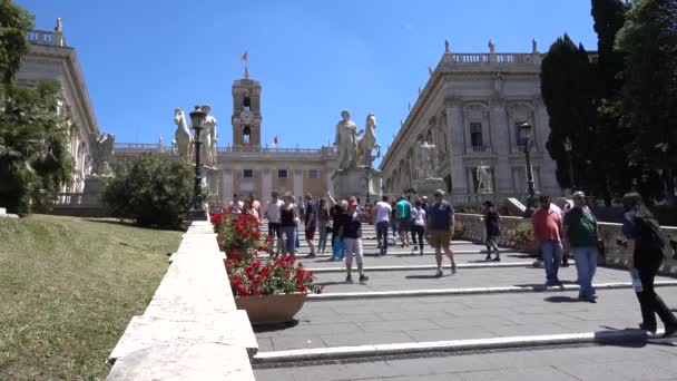 Roma Michelangelo Nun Capitoline Merdivenleri Palazzo Senatorio Manzarası Insanlar Yürüyor — Stok video