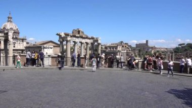 Roma, Via Monte Tarpeo, Roma forumu manzarası, antik Roma harabeleri, insanlar yürüyor, foruma bakıyorlar. Roma, İtalya, Mayıs 2019.