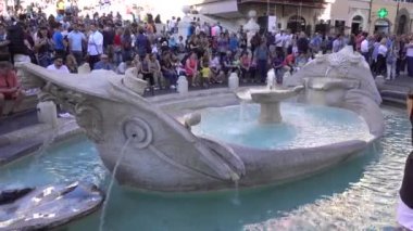 Roma, İspanya Meydanı, Fontana della Barcaccia. Roma, İtalya, Mayıs 2019.  