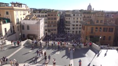 Roma, İspanyol basamakları, Fontana della Barcaccia 'nın dibinde, Via dei Condotti' den çok uzakta. Roma, İtalya, Mayıs 2019.  