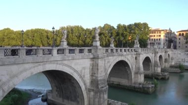 Roma, Castel Sant 'Angelo, Ponte Sant' Angelo, köprü, Tiber nehri. Roma, İtalya, Mayıs 2019.