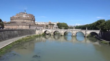 Roma, Castel Sant 'Angelo, Ponte Sant' Angelo, köprü, Tiber nehri. Roma, İtalya, Mayıs 2019.