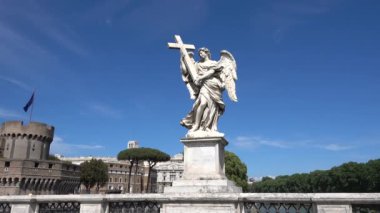 Roma, Roma 'daki San Angelo köprüsünde bir meleğin heykeli, Ponte Sant' angelo. Roma, İtalya, Mayıs 2019.