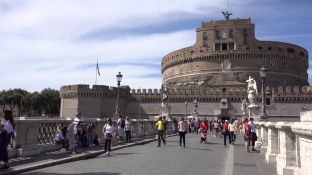 Castel Sant Angelo Ponte Sant Angelo Brug Mensen Lopen Rome — Stockvideo