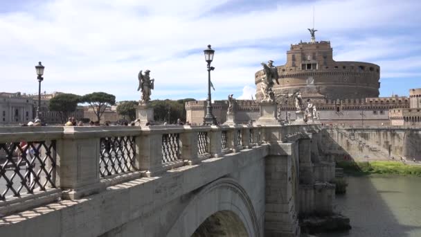 Castel Sant Angelo Ponte Sant Angelo Köprü Insanlar Yürüyor Roma — Stok video