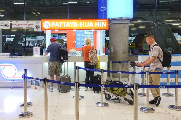 Pasażerowie Kupują Bilet Autobusowy Pattaya Hua Hin Lotnisku Bangkok Suvarnabhumi — Zdjęcie stockowe