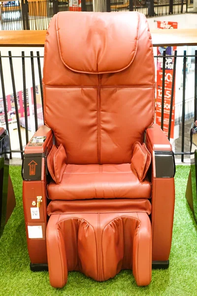 Alışveriş merkezinde deri koltuğa masaj. Pattaya 'daki festival merkezi. Pattaya Tayland Mart 2020                            