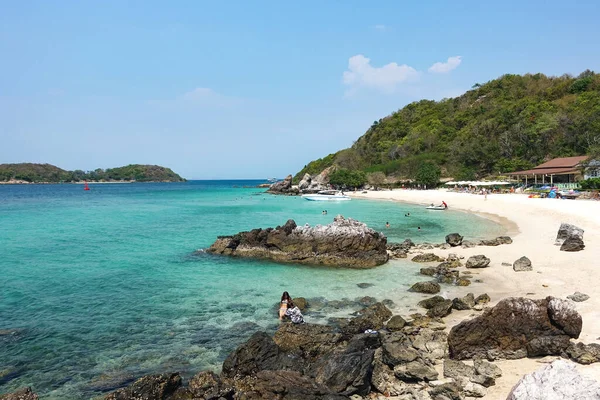 Pattaya Koh Larn Adası Ta Yai Sahili, taşlar, deniz, plaj, insanlar rahatlar, güneşlenir, yüzer. Pattaya Tayland Mart 2020               