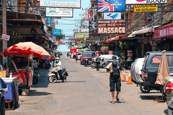 Pattaya caddesi kafe ve bar tabelaları. Pattaya Tayland Mart 2020