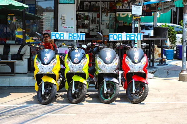 Pattaya 'da sokakta kiralık scooterlar. Pattaya Tayland Mart 2020