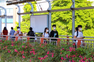 Sağlık maskeli Bangkok 'lular şehirde yürüyor. Tayland Bangkok Mart 2020