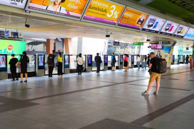 BTS Skytrain Bangkok yolcuları treni bekliyor. Tayland Bangkok Mart 2020