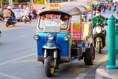 Bangkok Tuk-tuk taksisi yol kenarında duruyor. Tayland Bangkok Mart 2020