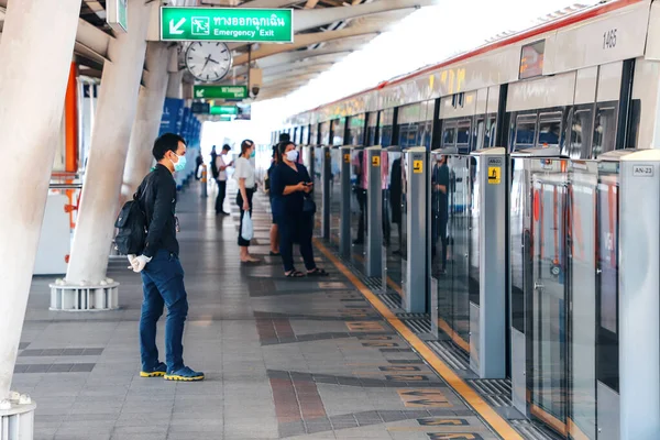 BTS Skytrain Bangkok yolcuları peronda treni bekliyor. Tayland Bangkok Mart 2020