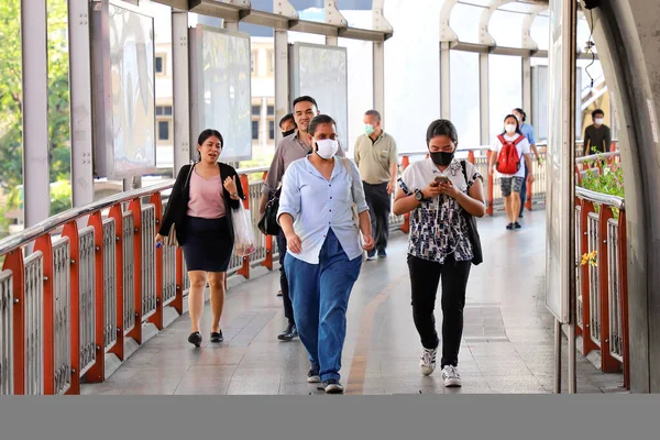 Люди Медицинских Масках Разгуливают Городу Таиланд Бангкок Март 2020 Года — стоковое фото
