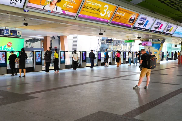 BTS Skytrain Bangkok yolcuları treni bekliyor. Tayland Bangkok Mart 2020