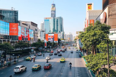 Bangkok şehri manzaralı Ratchadamri yolu. Tayland Bangkok Mart 2020