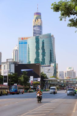 Bangkok şehri manzaralı Ratchadamri yolu. Tayland Bangkok Mart 2020