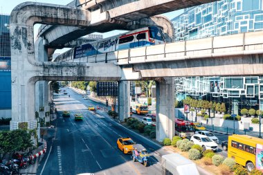 Bangkok şehri manzaralı Skytrain üst geçidi, motosikletli ve arabalı yol, ratchadamri yolu. Tayland Bangkok Mart 2020