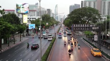 Bangkok 'ta akşam vakti araba trafiği. Tayland Bangkok Mart 2020