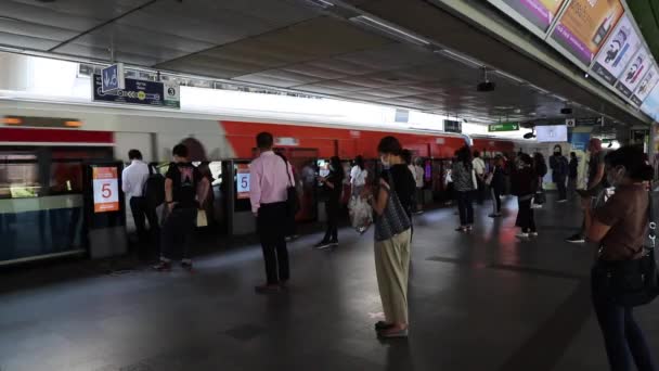 Pasażerowie Bts Skytrain Bangkok Czekają Pociąg Tajlandia Bangkok Marzec 2020 — Wideo stockowe