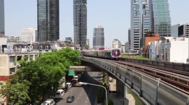 Bangkok 'ta BTS Skytrain, şehrin arka planında tren geçiyor. Tayland Bangkok Mart 2020