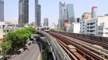 Bangkok 'ta BTS Skytrain, şehrin arka planında tren geçiyor. Tayland Bangkok Mart 2020