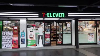 Bangkok 'ta 7-Eleven mağazası. Tayland Bangkok Mart 2020