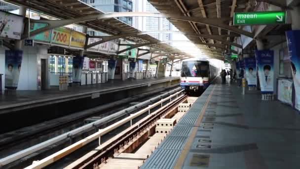 Bts Skytrain Närmar Sig Stationen Med Passagerare Thailand Bangkok Mars — Stockvideo