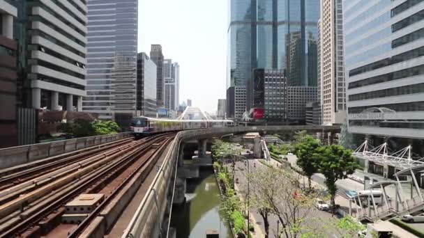 Bts Skytrain Bangkok Passando Treno Sullo Sfondo Della Città Thailandia — Video Stock