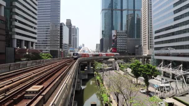 Bts Skytrain Bangkok Passando Treno Sullo Sfondo Della Città Thailandia — Video Stock