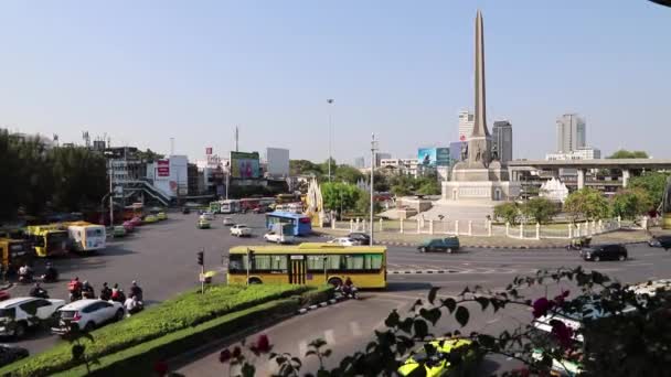 Tráfego Carros Estrada Bangkok Dia Vista Monumento Vitória Tailândia Banguecoque — Vídeo de Stock