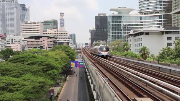 Bts Skytrain Бангкоке Проходящий Поезд Заднем Плане Города Таиланд Бангкок — стоковое видео