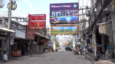 Pattaya Günü 'nde sokakta yürüyüş yapmak. Pattaya Tayland Mart 2020