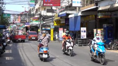 Pattaya caddesinde araba trafiği. Pattaya Tayland Mart 2020