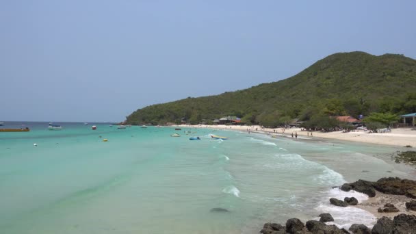 パタヤ熱帯ビーチ コラーン島のビーチの人々はビーチでリラックスし 海で泳ぐ パタヤタイ2020年3月 — ストック動画
