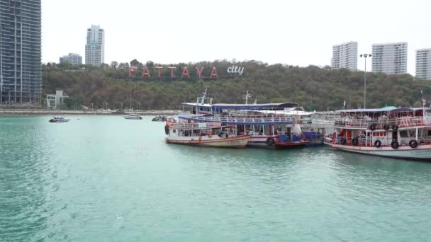 Vue Sur Les Ferries Dans Baie Pattaya Les Grandes Lettres — Video