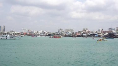 Şehrin kıyısındaki deniz manzaralı kayıklar ve binalar. Tayland Mart 2020