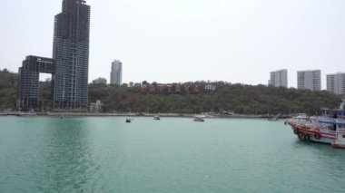 Pratumnak tepesindeki Pattaya şehrinin alfabesi, denizden büyük kırmızı harflerle görünüyor. Pattaya Tayland Mart 2020