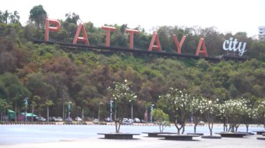 Pratumnak tepesindeki Alfabe Pattaya şehri, büyük kırmızı harfler. Pattaya Tayland Mart 2020